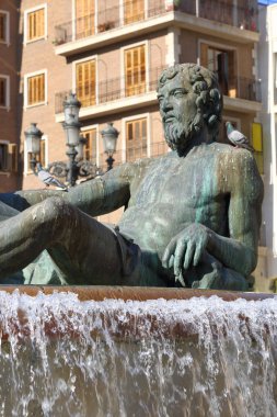 Valencia, İspanya - 21 Haziran 2018. İspanya Plaza de la Virgen meydanında Valencia Turia nehir çeşme.