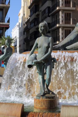 Valencia, İspanya - 21 Haziran 2018. İspanya Plaza de la Virgen meydanında Valencia Turia nehir çeşme.