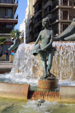 Valencia, İspanya - 21 Haziran 2018. İspanya Plaza de la Virgen meydanında Valencia Turia nehir çeşme.