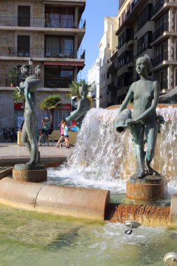 Valencia, İspanya - 21 Haziran 2018. İspanya Plaza de la Virgen meydanında Valencia Turia nehir çeşme.