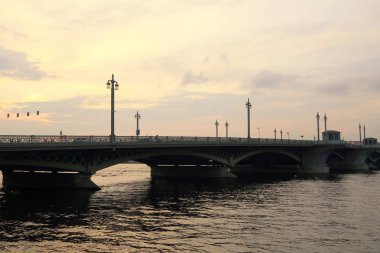 Saint Petersburg Blagoveshchensky Köprüsü'nde gün batımı görünümü, Rusya