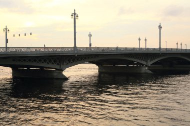 Saint Petersburg Blagoveshchensky Köprüsü'nde gün batımı görünümü, Rusya
