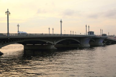 Saint Petersburg Blagoveshchensky Köprüsü'nde gün batımı görünümü, Rusya