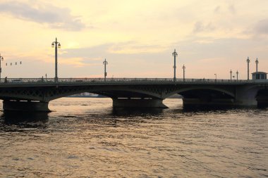 Saint Petersburg Blagoveshchensky Köprüsü'nde gün batımı görünümü, Rusya