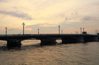 Saint Petersburg Blagoveshchensky Köprüsü'nde gün batımı görünümü, Rusya