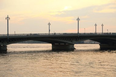 Saint Petersburg Blagoveshchensky Köprüsü'nde gün batımı görünümü, Rusya