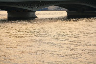 Saint Petersburg Blagoveshchensky Köprüsü'nde gün batımı görünümü, Rusya