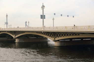 Saint Petersburg Blagoveshchensky Köprüsü'nde gün batımı görünümü, Rusya