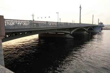Saint Petersburg Blagoveshchensky Köprüsü'nde gün batımı görünümü, Rusya
