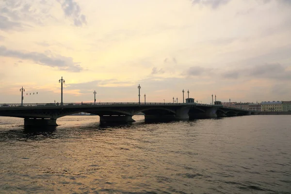 サンクトペテルブルクのブラゴヴェシチェンスキー橋の夕日の眺め ロシア — ストック写真