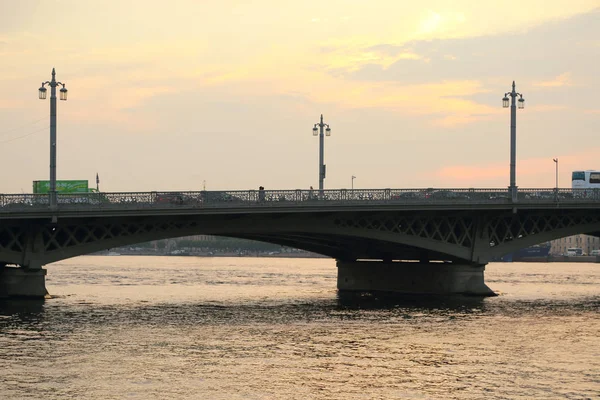 サンクトペテルブルクのブラゴヴェシチェンスキー橋の夕日の眺め ロシア — ストック写真