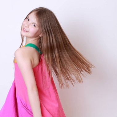 küçük kız kameraya poz