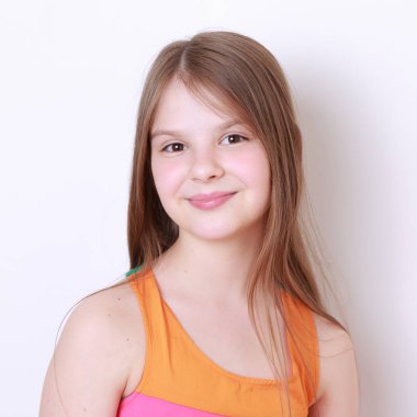 küçük kız kameraya poz