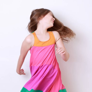 küçük kız kameraya poz