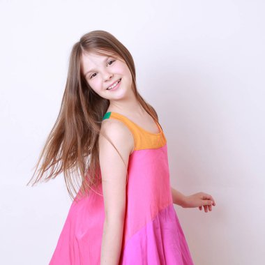 küçük kız kameraya poz