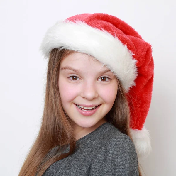 Entzückendes Kleines Mädchen Mit Weihnachtsmann Hut — Stockfoto