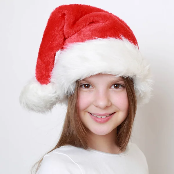 Entzückendes Kleines Mädchen Mit Weihnachtsmann Hut — Stockfoto