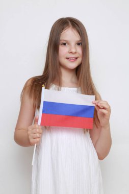 Sevimli küçük kız ve Rusya bayrağı