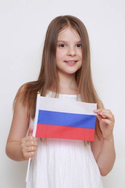 Sevimli küçük kız ve Rusya bayrağı