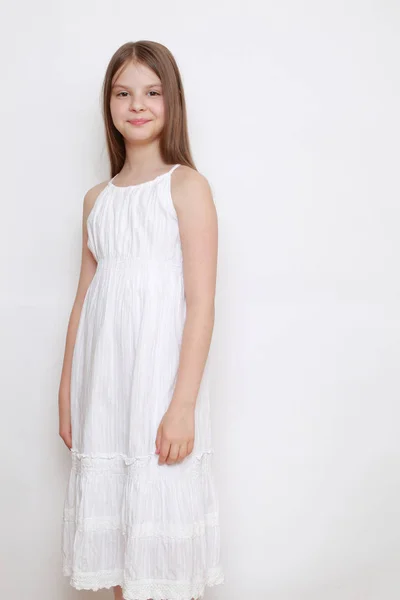 Teen Girl Poserar Kameran Som Modemodell — Stockfoto