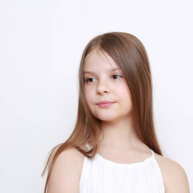Duygusal küçük kız portresi stüdyo