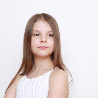 Duygusal küçük kız portresi stüdyo