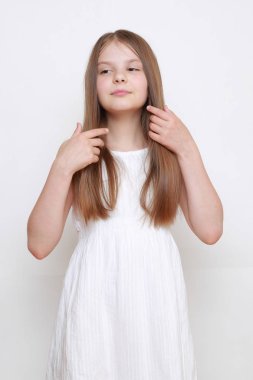 Stüdyo imge-in duygusal küçük kız 