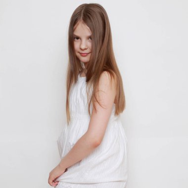 Stüdyo imge-in duygusal küçük kız 