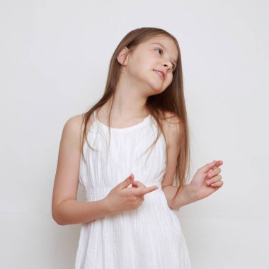 Stüdyo imge-in duygusal küçük kız 