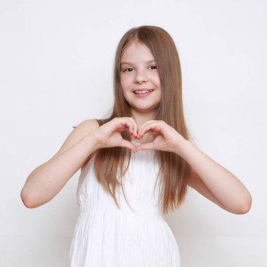 Stüdyo imge-in duygusal küçük kız 