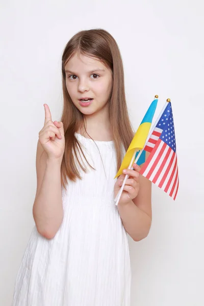 Κοριτσάκι Κρατώντας Σημαίες Της Ουκρανίας Και Αμερικής — Φωτογραφία Αρχείου