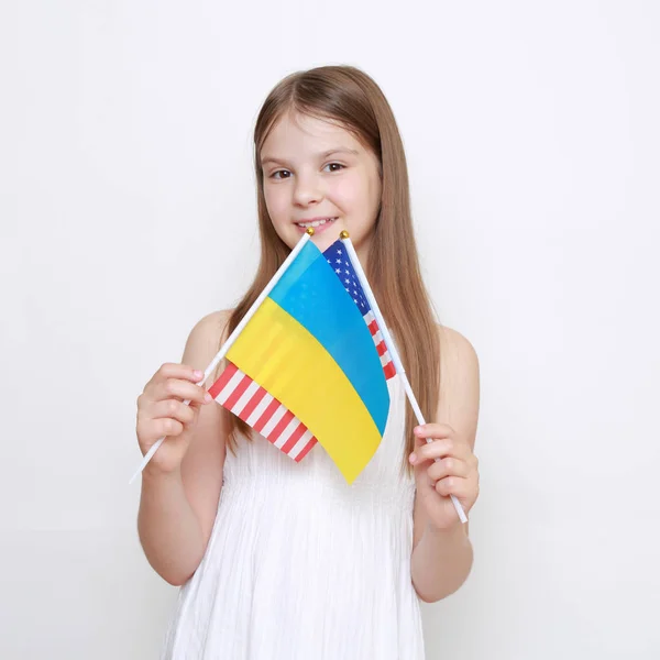 Küçük Kız Ukrayna Amerikan Bayrakları Holding — Stok fotoğraf