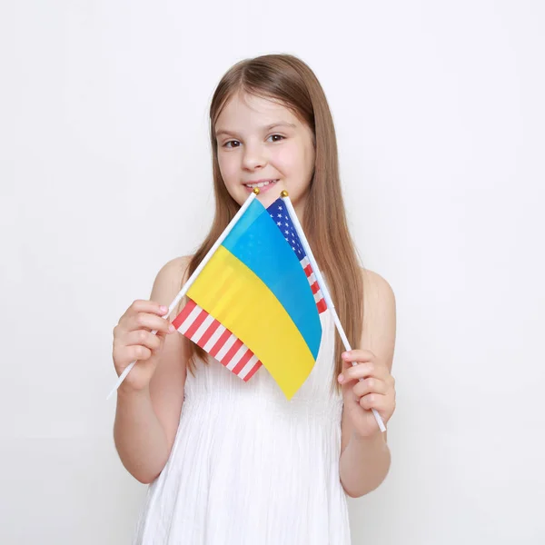 Menina Segurando Bandeiras Ucranianas Americanas — Fotografia de Stock