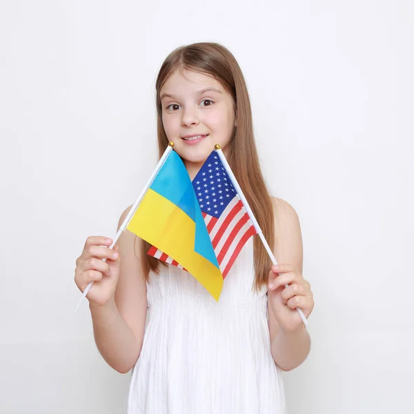 Kleines Mädchen Mit Ukrainischen Und Amerikanischen Fahnen — Stockfoto