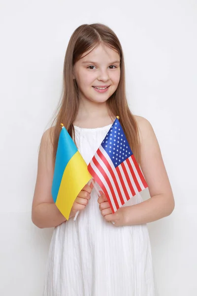 Liten Flicka Håller Ukrainska Och Amerikanska Flaggor — Stockfoto