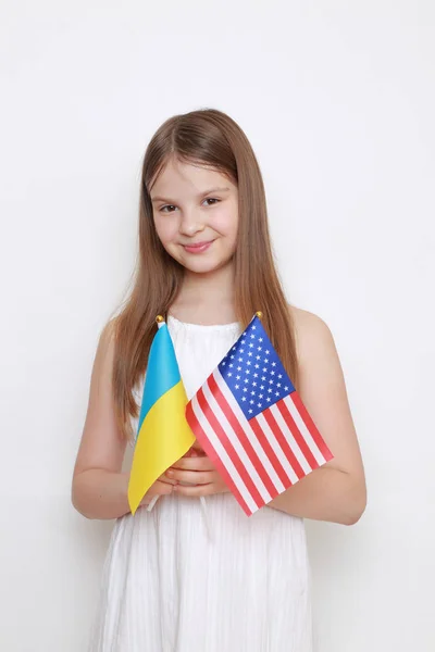 Liten Flicka Håller Ukrainska Och Amerikanska Flaggor — Stockfoto