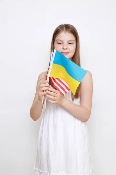Маленька Дівчинка Тримає Українського Американського Прапорів — стокове фото