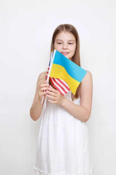 Petite Fille Tenant Des Drapeaux Ukrainiens Américains — Photo