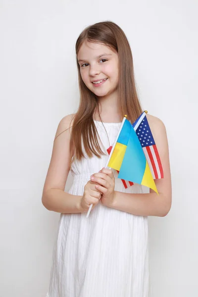 Petite Fille Tenant Des Drapeaux Ukrainiens Américains — Photo