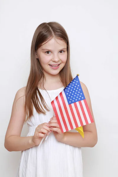 ウクライナとアメリカの国旗を保持している少女 — ストック写真