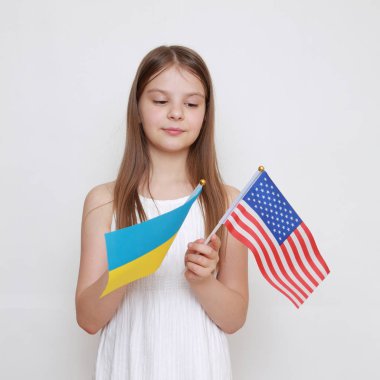 küçük kız Ukrayna ve Amerikan bayrakları holding