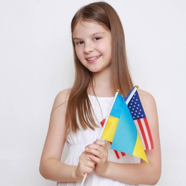 küçük kız Ukrayna ve Amerikan bayrakları holding