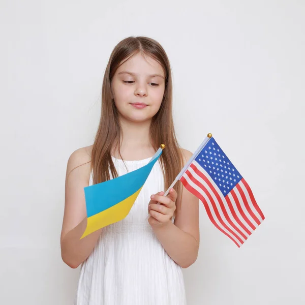 Menina Segurando Bandeiras Ucranianas Americanas — Fotografia de Stock