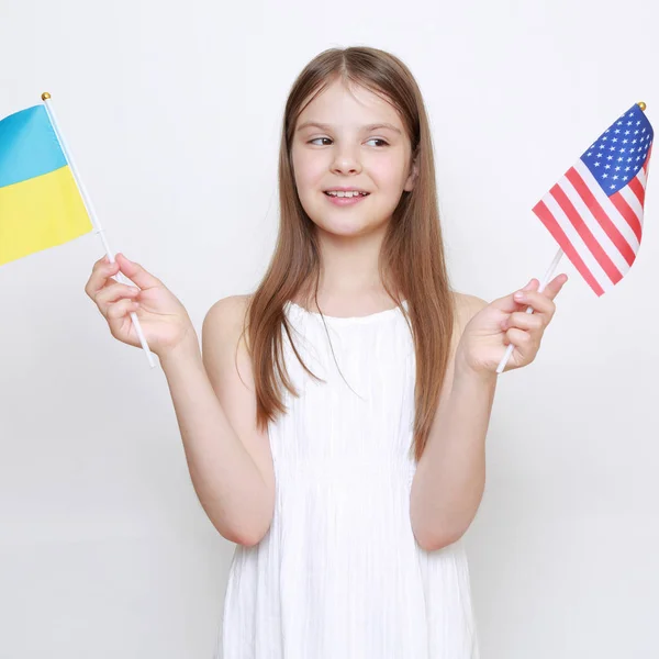 Kleines Mädchen Mit Ukrainischen Und Amerikanischen Fahnen — Stockfoto