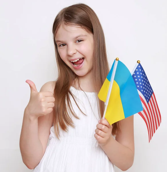 Κοριτσάκι Κρατώντας Σημαίες Της Ουκρανίας Και Αμερικής — Φωτογραφία Αρχείου