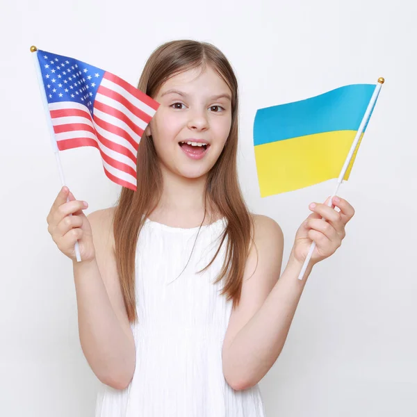 Kleines Mädchen Mit Ukrainischen Und Amerikanischen Fahnen — Stockfoto