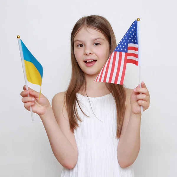 Bambina Con Bandiere Ucraine Americane — Foto Stock