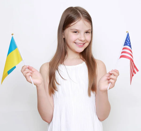 Niña Sosteniendo Banderas Ucrania América — Foto de Stock