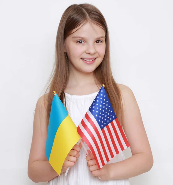 Petite Fille Tenant Des Drapeaux Ukrainiens Américains — Photo