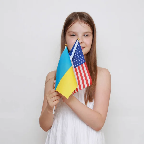 Dziewczynka Gospodarstwa Ukraińskie American Flag — Zdjęcie stockowe